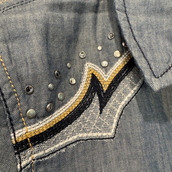Miss Me Chambray Embellished Pearl Snap Short Sleeve Western Top / small - Picture 2 of 16